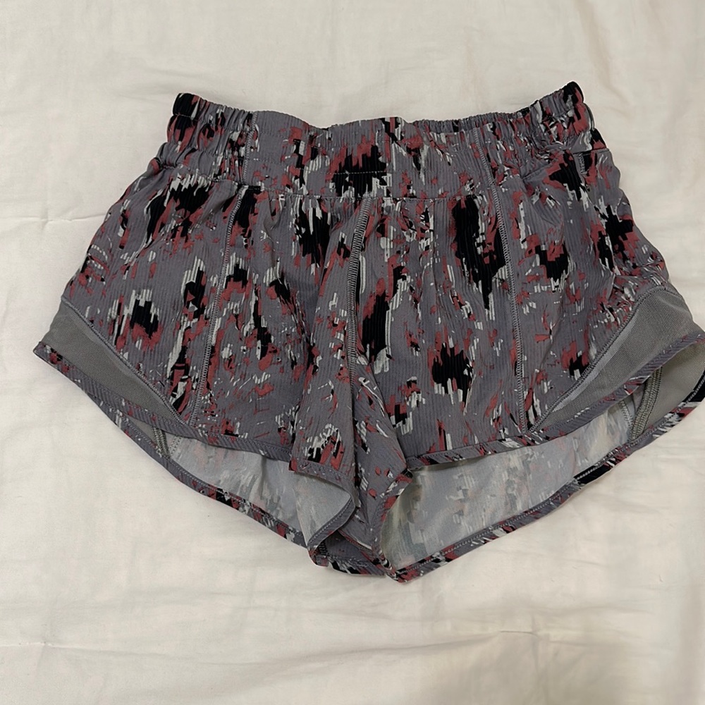 Lululemon 2.5 hotty hot shorts